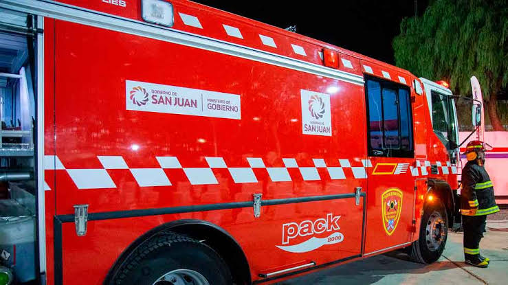 Bomberos rescató a las seis familias que habían quedado varadas en El Pinar tras el desborde del canal