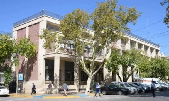 Rawson: Un estilista de 73 años enfrenta un juicio por graves acusaciones de abuso contra un niño