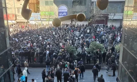 Protestas por la devaluación del rial obligan al gobierno a anunciar medidas económicas