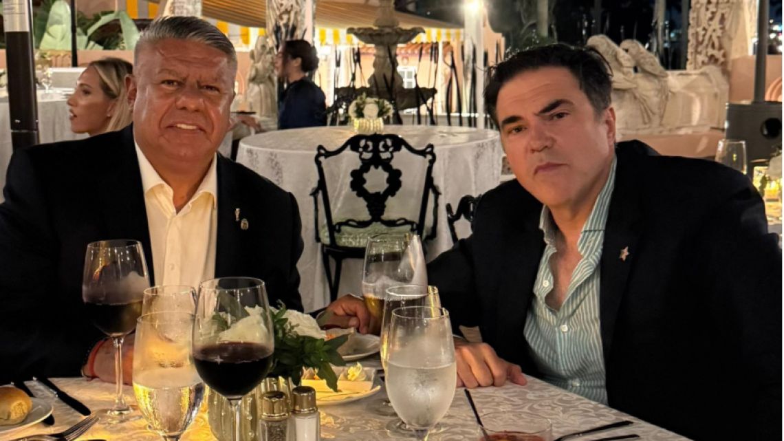 ‘Chiqui’ Tapia juega al contragolpe: mandó foto con derechistas en la residencia de Trump en Florida
