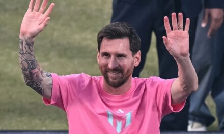 Lionel Messi cerró en Nueva Delhi su caótico tour por India