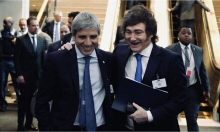 Javier Milei celebró la emisión de nuevo bono en dólares y elogió a Luis Caputo