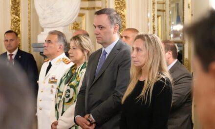 Karina Milei y Manuel Adorni visitan el Instituto Malbrán en medio de un clima de protesta sindical