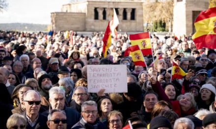 miles de personas marcharon en Madrid para exigir elecciones en medio de denuncias de corrupción en el Gobierno