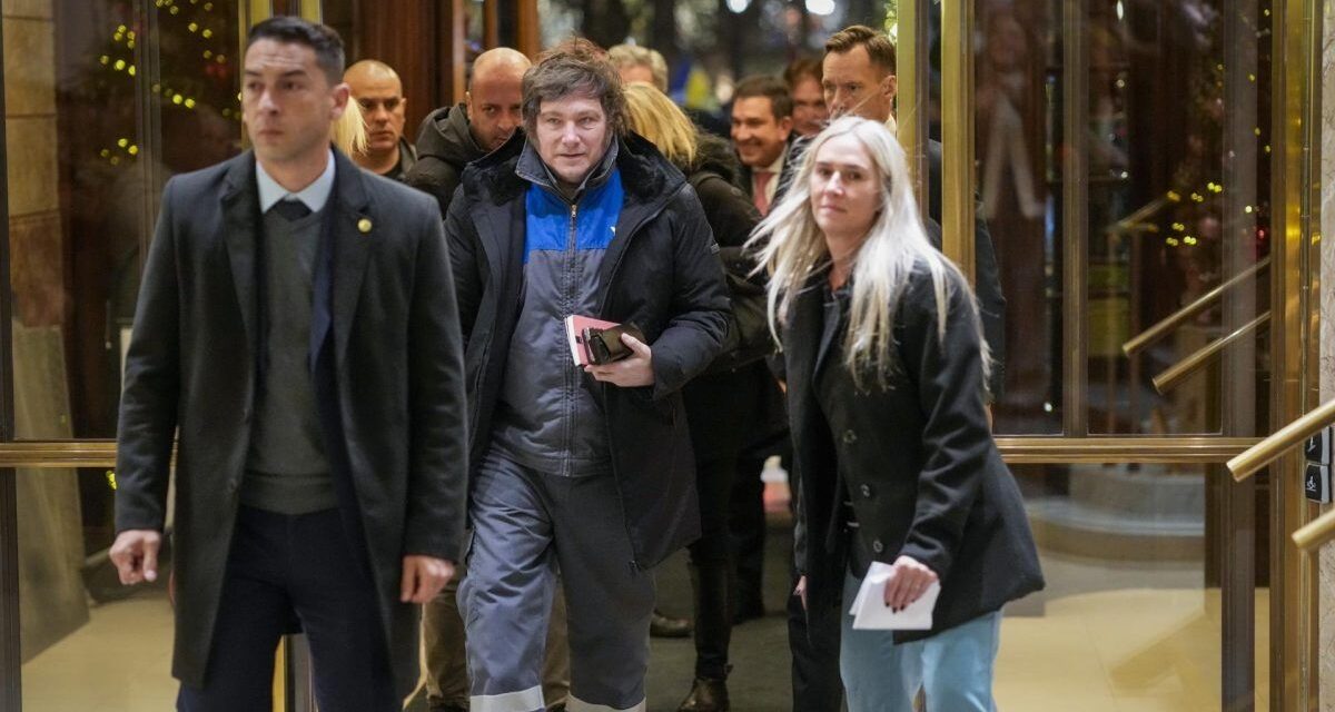 Javier Milei llegó a Oslo para la ceremonia de los Premios Nobel vestido con el overol de YPF