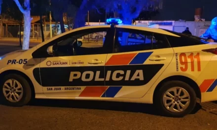 Chimbas: Derrapó por la lluvia y cayó a un zanjón