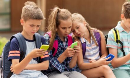 Australia prohíbe las redes sociales a menores de 16 años y redefine el debate global