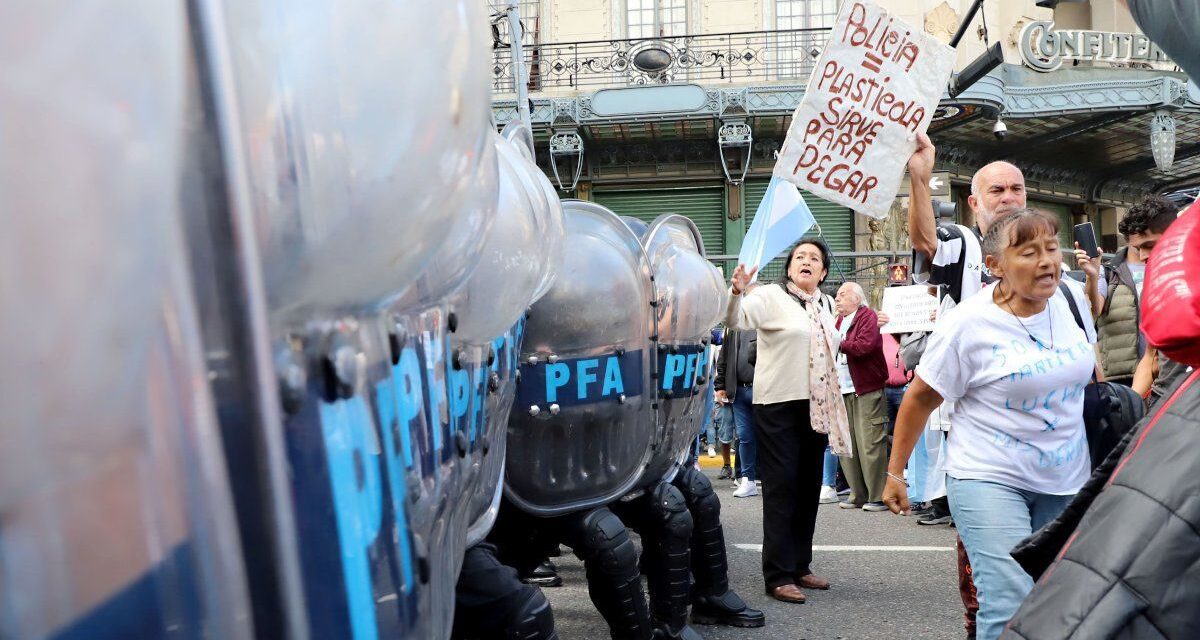 Procesan a un policía por la agresión a una jubilada en la marcha frente al Congreso