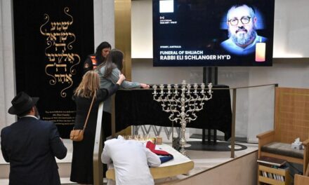 Última despedida a los rabinos asesinados en el ataque a una fiesta judía