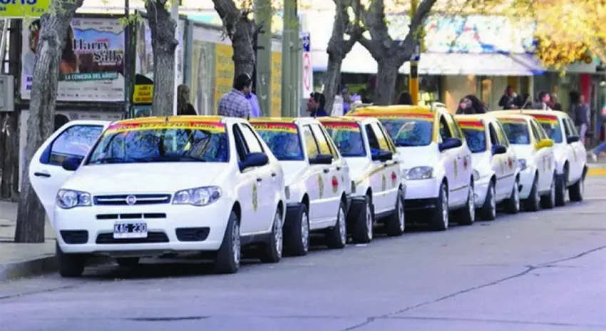 Denuncia del sindicato de peones de taxis: » Gioja accedió a licencias de remises, las maneja un palo blanco»