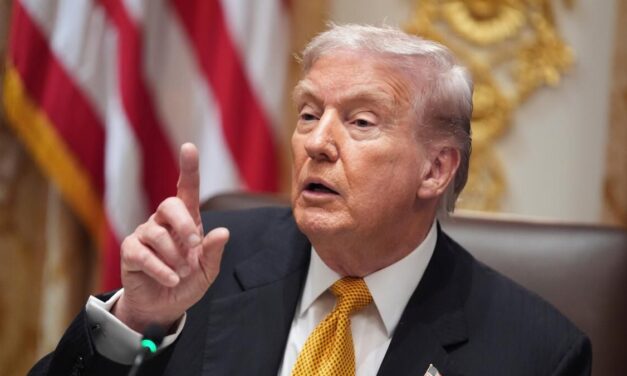 Donald Trump reaparece en Nueva York para presenciar el partido de los Knicks