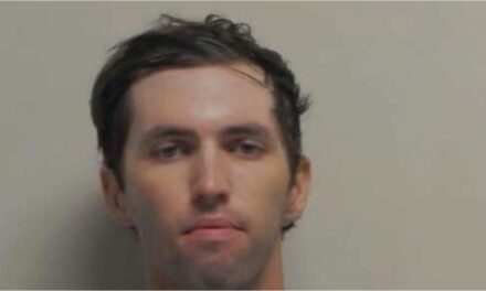 El hombre acusado de asesinarlo se presentó por primera vez en persona ante el tribunal