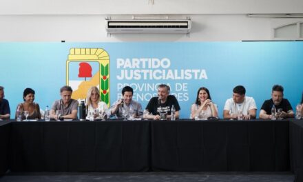 La provocadora remera de Máximo Kirchner contra Kicillof en la cumbre del PJ bonaerense