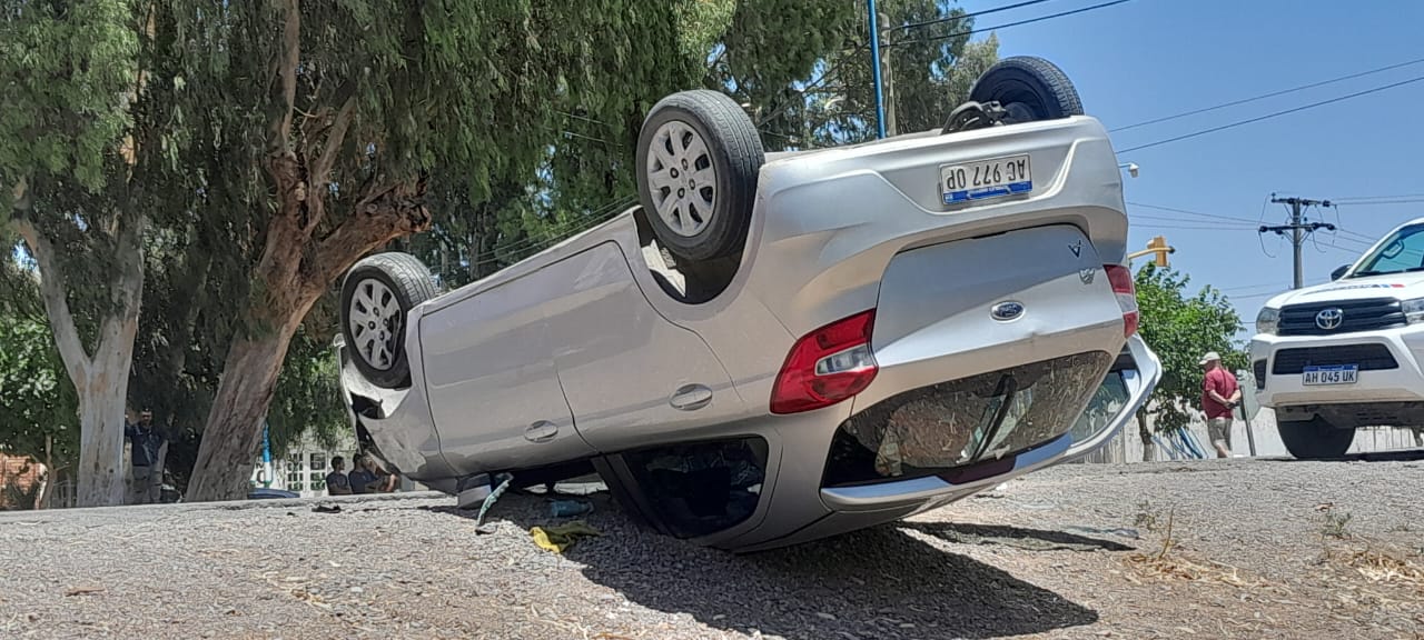 Choque y vuelco en Ruta 40: Dos heridos en Albardón