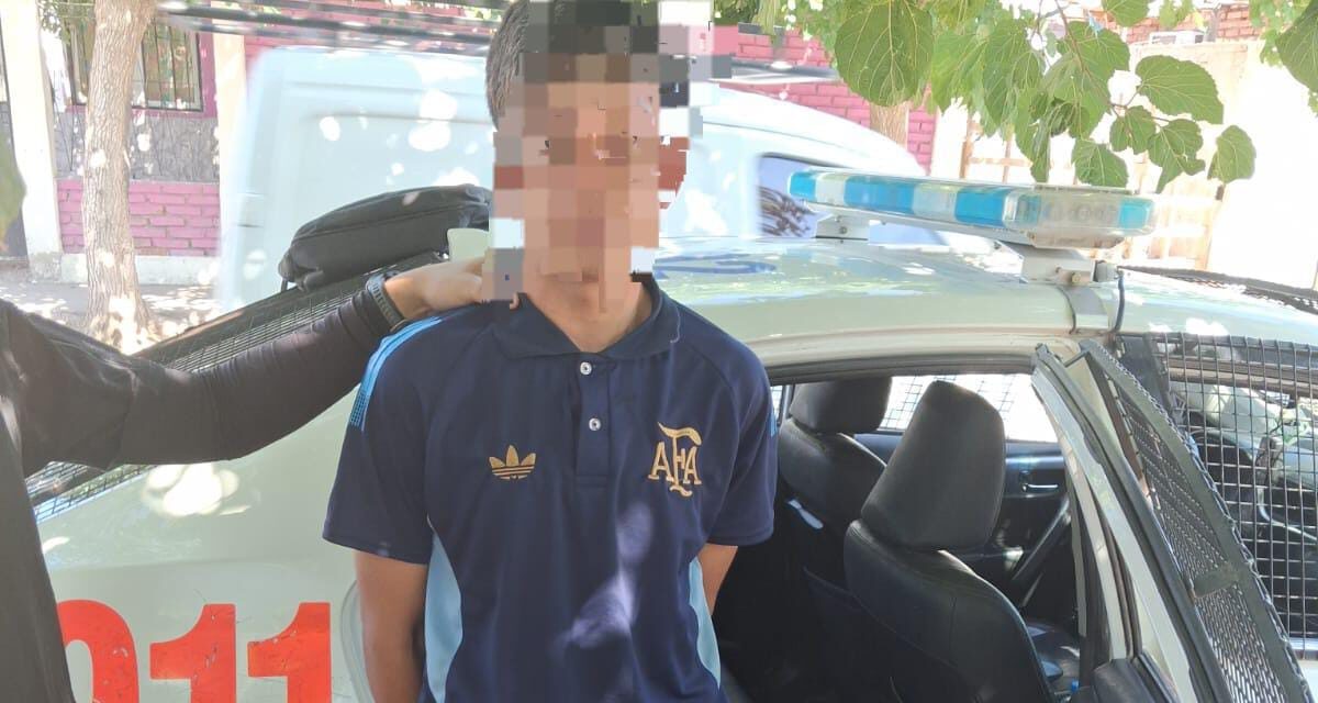 Capital: Lo atraparon robando objetos de un auto estacionado