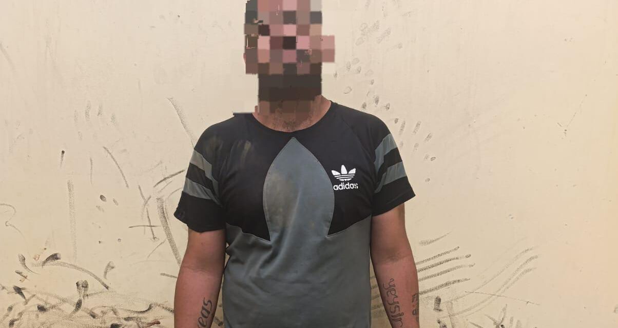 Capital: Lo atraparon robando objetos de un auto estacionado