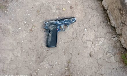 Pistola, golpe y fuga frustrada: Menor detenido por intento de robo de moto