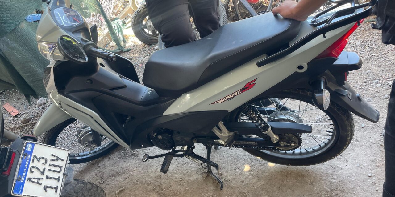 Cayó en un control: La moto era robada y terminó detenido en Pocito