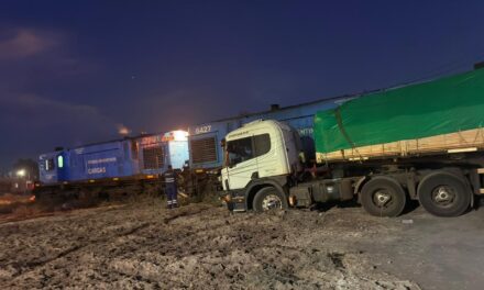 Choque entre tren de cargas y camión en 25 de Mayo