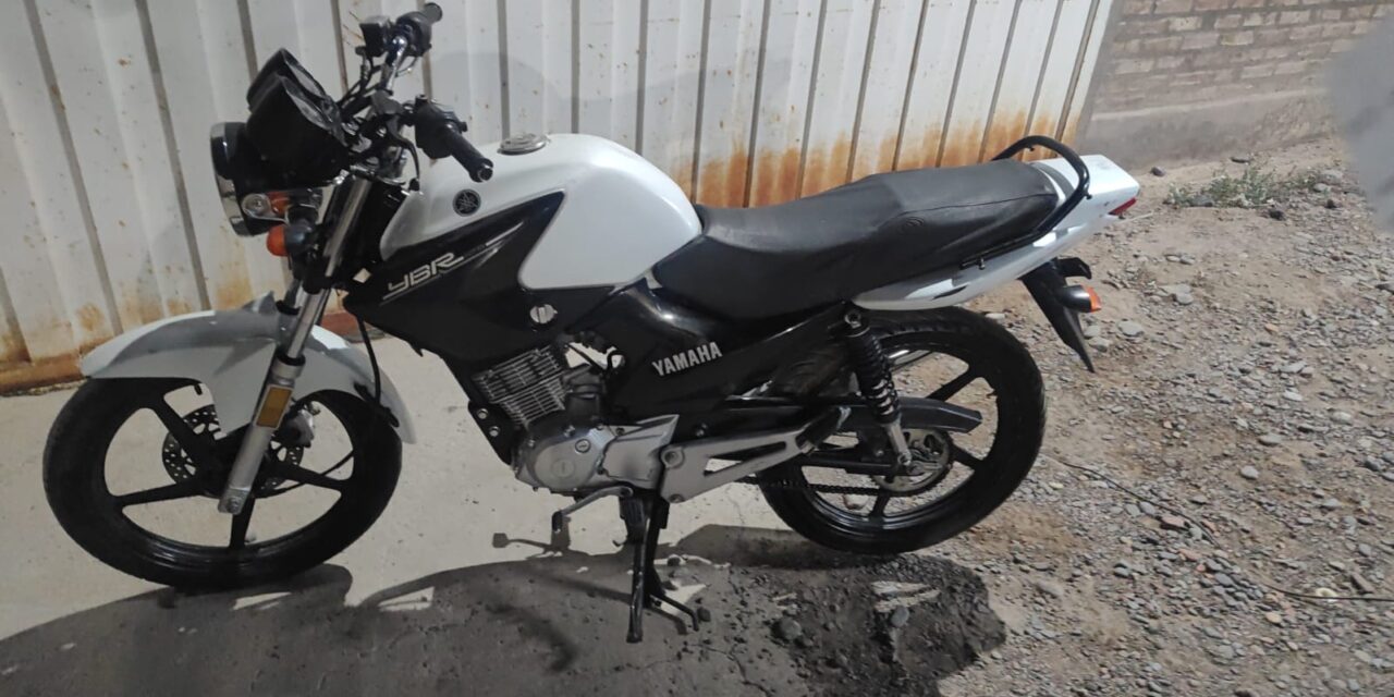 Abandonó la moto al ver a la Policía y huyó: El vehículo había sido robado días atrás