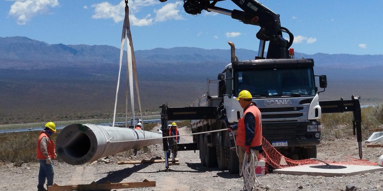 Avanza una obra energética clave en San Juan: Llegaron los postes para la nueva línea de alta tensión