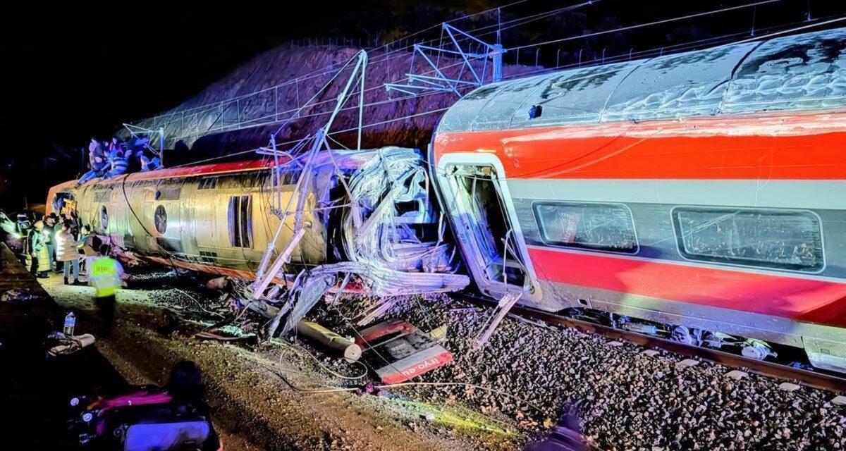 Al menos siete muertos y más de cien heridos tras el descarrilamiento de dos trenes