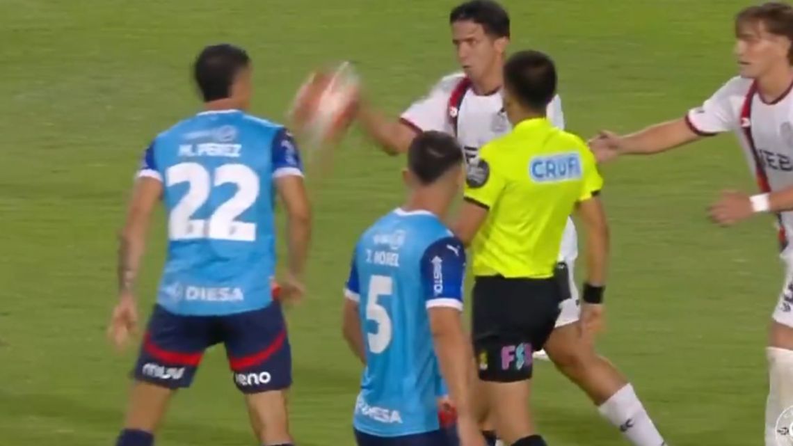 A Alexis Cuello se le salió la cadena en un amistoso de San Lorenzo y fue expulsado antes de los diez minutos