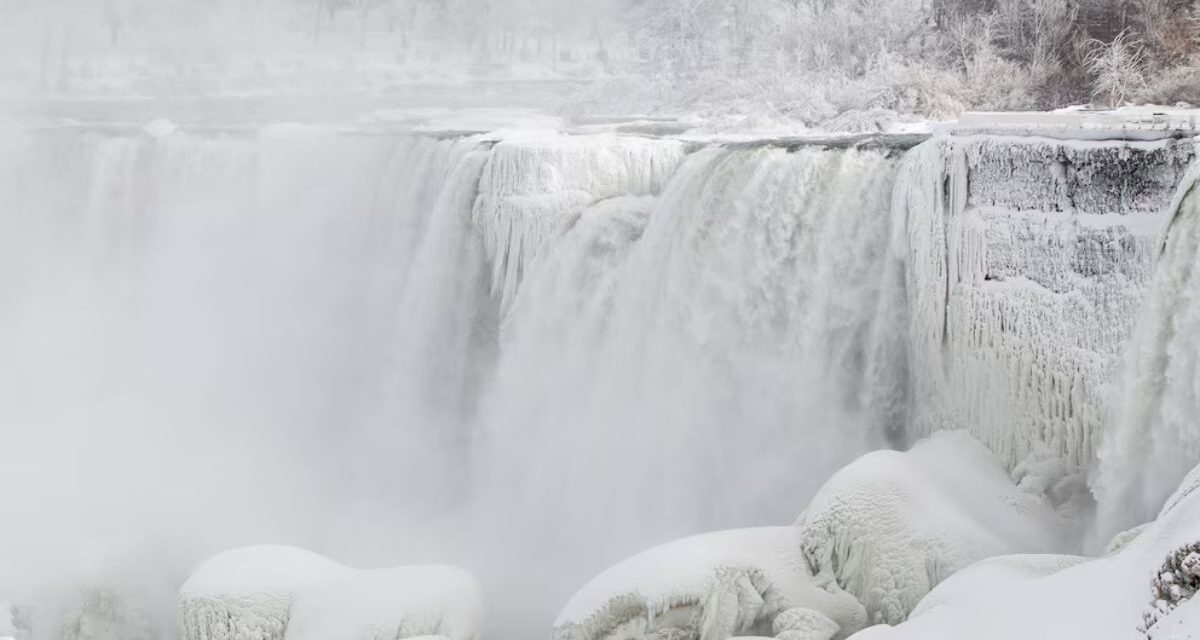 Una ola de frío extremo en Canadá congela parcialmente las Cataratas del Niágara