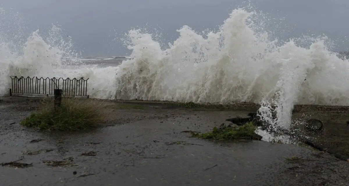 Un muerto, destrozos y calles inundadas