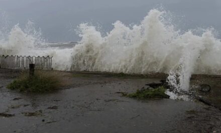 Un muerto, destrozos y calles inundadas