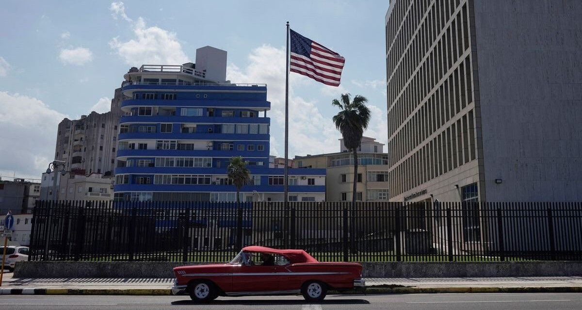 En medio de la incertidumbre política, embajadas y empresas activaron planes de evacuación de Cuba