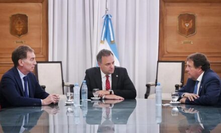 Manuel Adorni y Diego Santilli se reunieron con el gobernador de Río Negro, que se sumó al respaldo de la reforma laboral