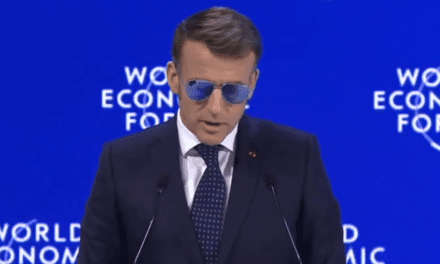 Emmanuel Macron explicó por qué usó anteojos de sol durante su discurso en el Foro de Davos