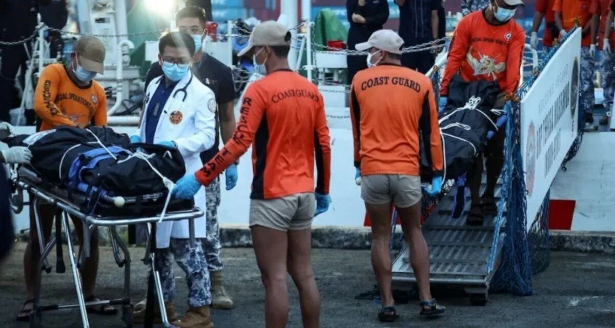 Al menos 15 muertos y 316 rescatados tras el naufragio de un ferri