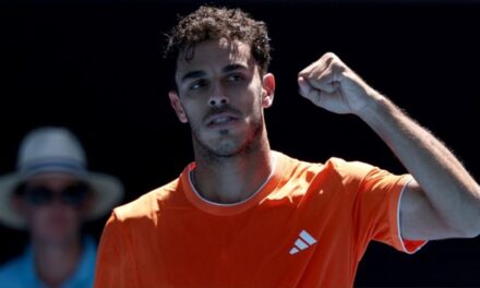 Francisco Cerúndolo y Tomás Etcheverry avanzan con firmeza en el Australia Open