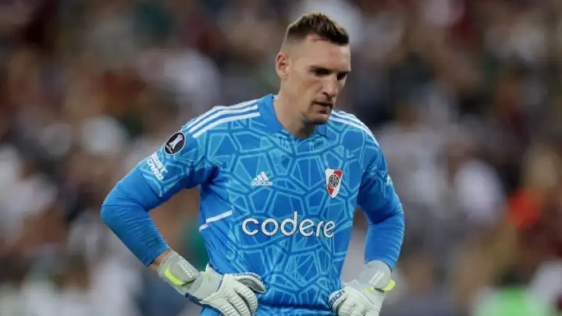 Franco Armani se desgarró y preocupa su participación en el debut del apertura