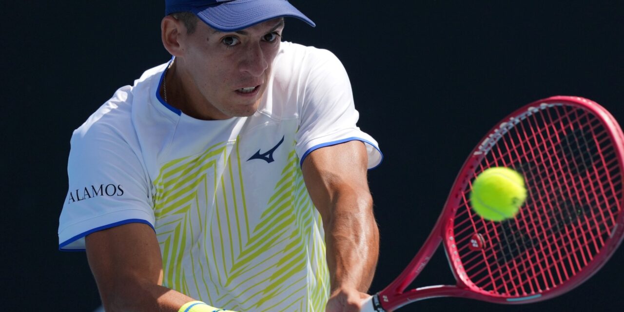 Seba Báez fue eliminado en la segunda ronda en Melbourne, con Sinner y Djokovic como platos fuertes