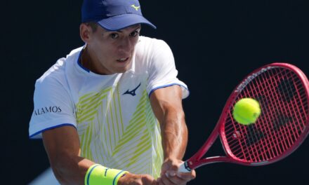 Seba Báez fue eliminado en la segunda ronda en Melbourne, con Sinner y Djokovic como platos fuertes