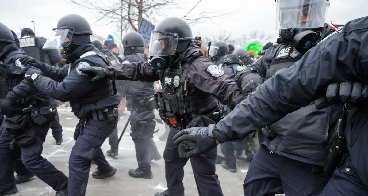 Juez ordena suspender la deportación de ecuatoriano y su hijo de 5 años detenidos en Minnesota