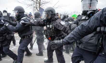 Juez ordena suspender la deportación de ecuatoriano y su hijo de 5 años detenidos en Minnesota