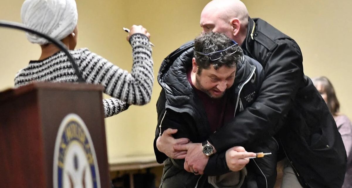 Atacaron con una sustancia desconocida a Ilhan Omar, la congresista amenazada de muerte tras críticas de Donald Trump