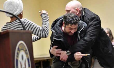 Atacaron con una sustancia desconocida a Ilhan Omar, la congresista amenazada de muerte tras críticas de Donald Trump