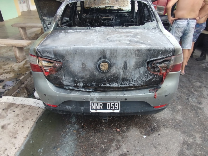 Auto en llamas sembró pánico en una calle clave de Pocito y quedó destruido