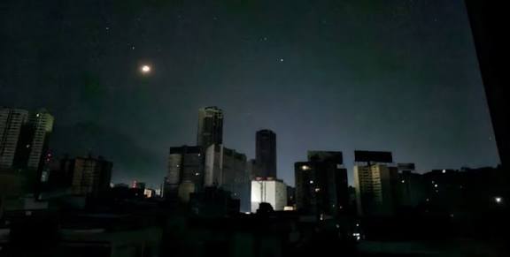 Apagones masivos y caída de Internet en la Gran Caracas tras una madrugada marcada por explosiones
