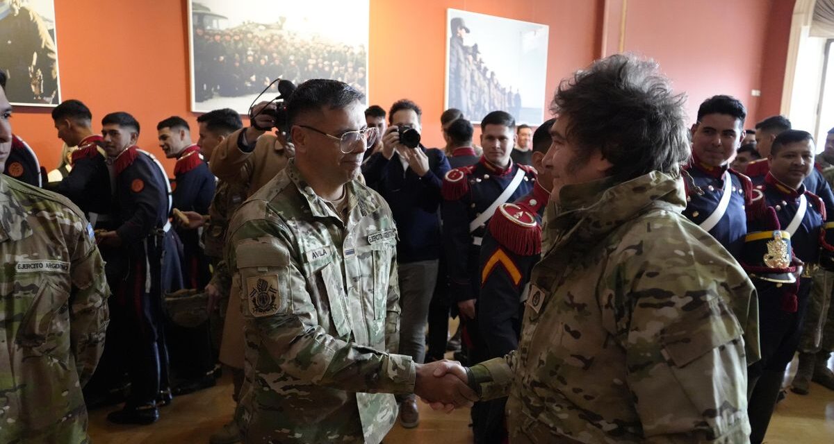 Habilitan a personal de carrera de las Fuerzas Armadas a ocupar cargos públicos no electivos