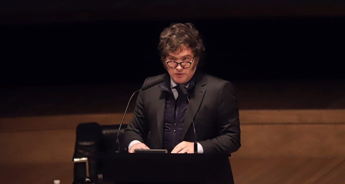 Javier Milei se mantiene como la figura política con mejor imagen de la Argentina tras dos años de gestión