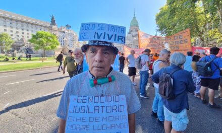 Nueva marcha de jubilados y de personas con discapacidad: Hubo tensión con los efectivos policiales