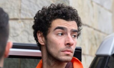 Un hombre se hizo pasar por agente del FBI para liberar a Luigi Mangione