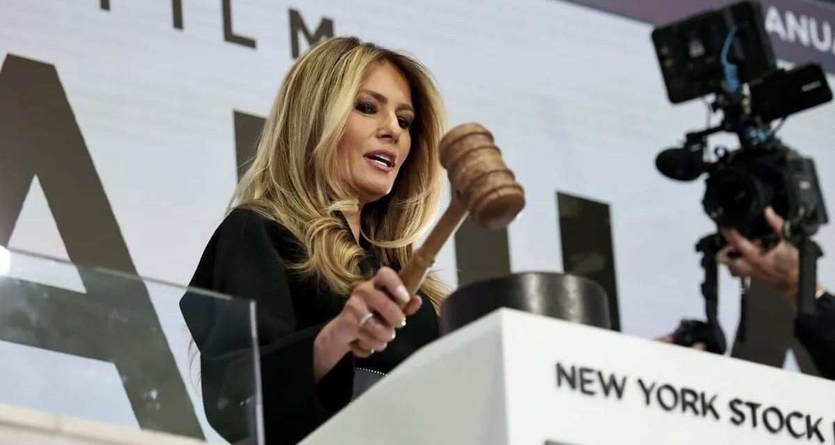 Melania Trump tocó la campana de Wall Street para lanzar su documental