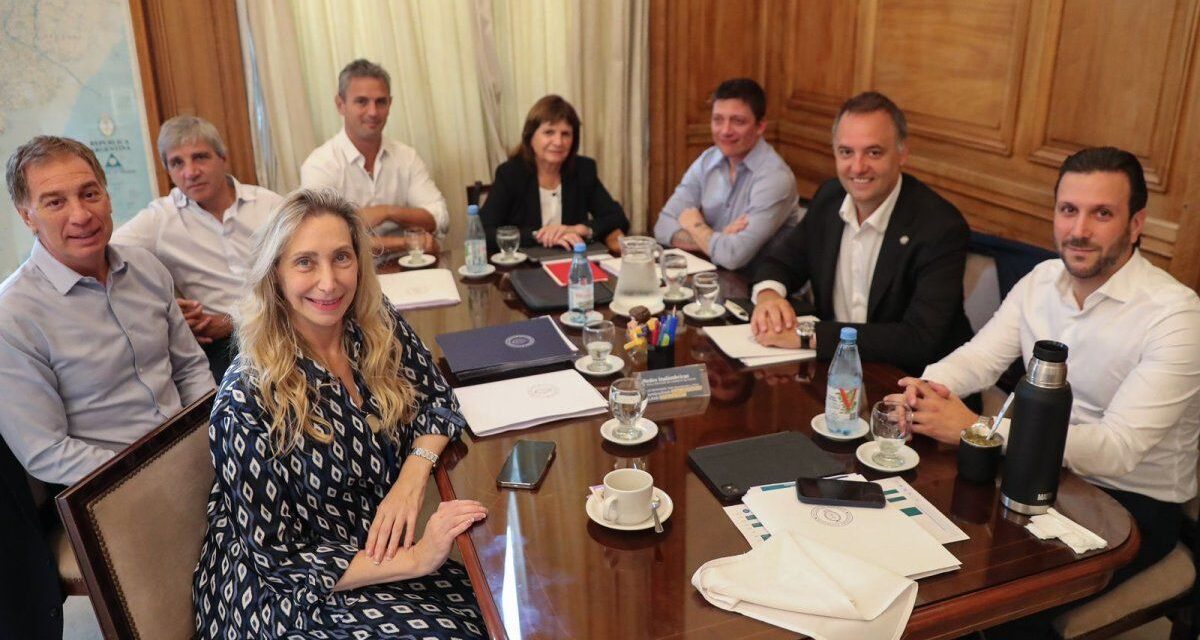 La mesa política del Gobierno se reúne y evalúa ampliar el temario de las sesiones extraordinarias